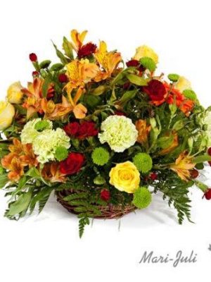 Ref.FMJ0022.Centro formal redondo con flores variadas, tonos dominantes en amarillos y rojos.