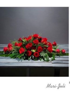 Ref.C0029.Almohadon rojo de rosas rojas y tonos verdes.