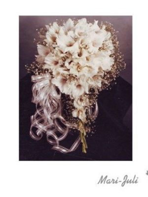 Ref.FMJ0040.Ramo de Novia Cascada en tonos blancos y morados.