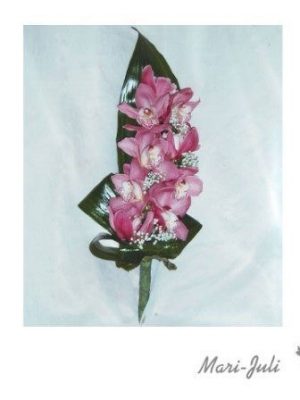 Ref.FMJ0044.Ramo de Novia Cascada en tonos verdes y morados.